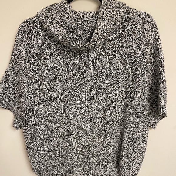 Women’s New York & Company Sweater Size M - Picture 1 of 4
